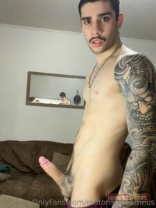 matheus motorista nude dotado pelado