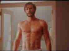 Liam Hemsworth Nude Transando Pelado na Cena de Sexo