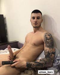 max barz nude tatuado pelado